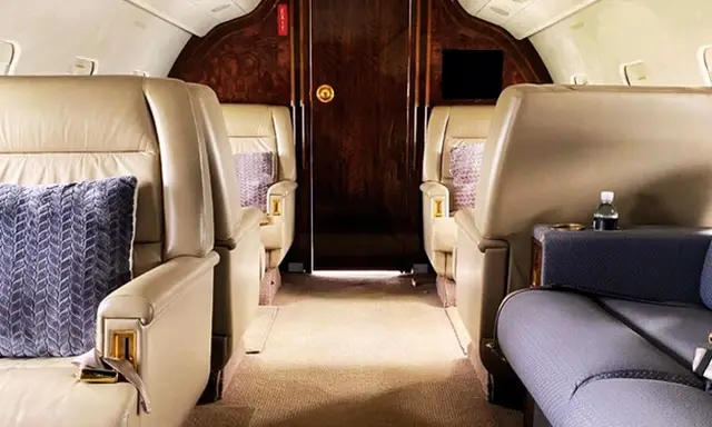 Bombardier Challenger 601-3A N721G operated by Rennia Aviation, LLC, KGNV photo 3