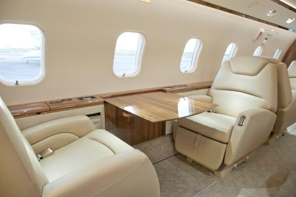 Bombardier Challenger 300 N723JM operated by Fair Wind Air Charter photo 4