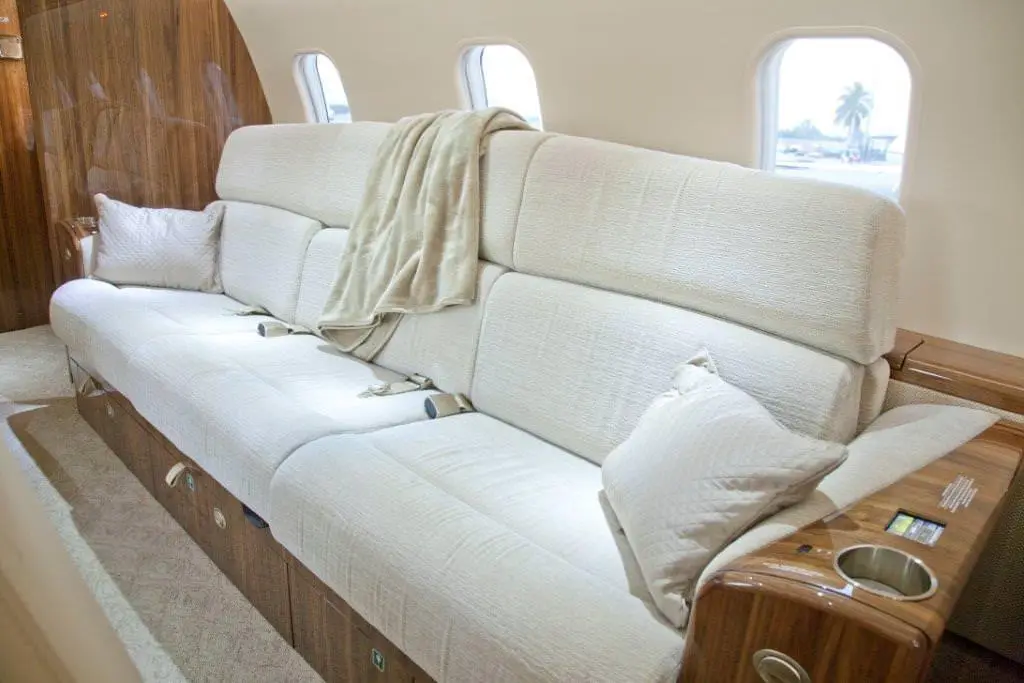 Bombardier Challenger 300 N723JM operated by Fair Wind Air Charter photo 5