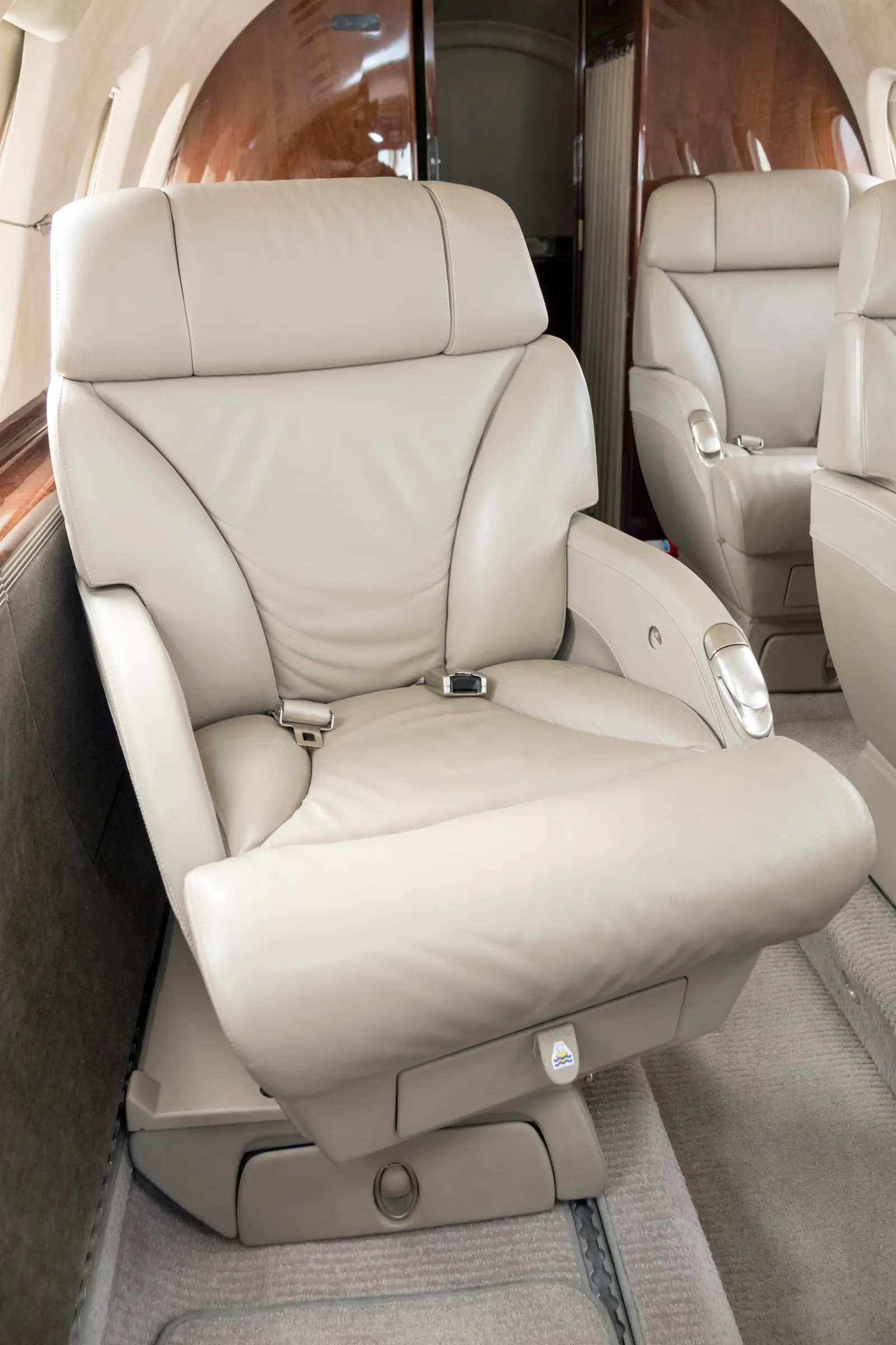 Beechcraft Hawker 800XPi N724JL operated by East Coast Jets, Inc. photo 6