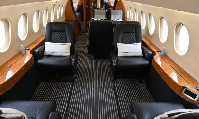 Dassault Falcon 2000EX N72Z operated by Integrated Flight Resources, Inc., KDPA photo 3
