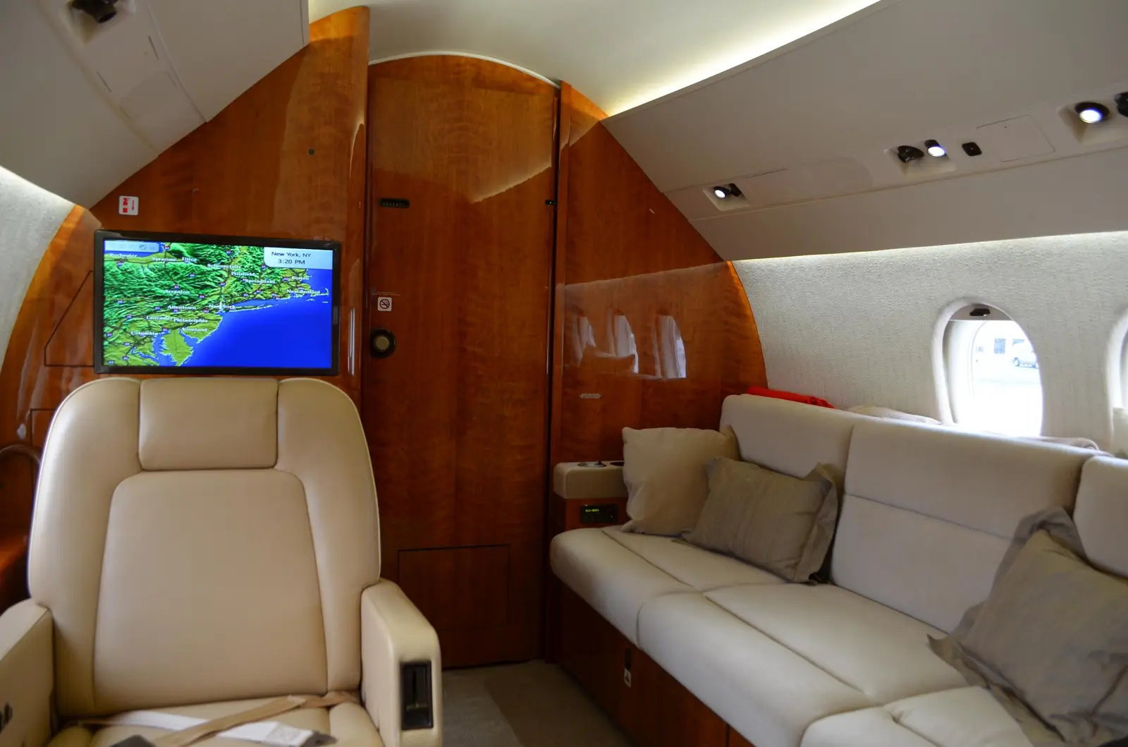 Dassault Falcon 900EX N731SR operated by Aviation Resource Management photo 5