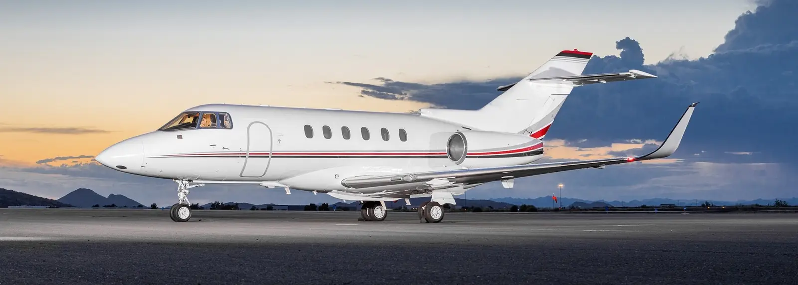 Beechcraft Hawker 800XPi N743WJ operated by Worldwide Jet Charter, Inc. photo 4