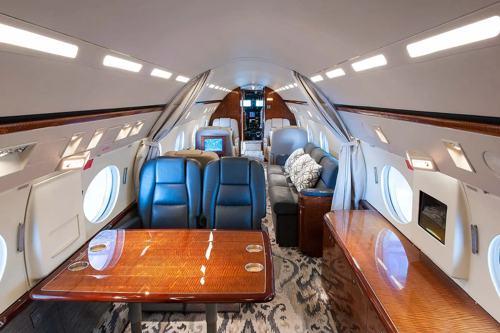 Gulfstream IV-SP N74GG operated by ACI Jet photo 3
