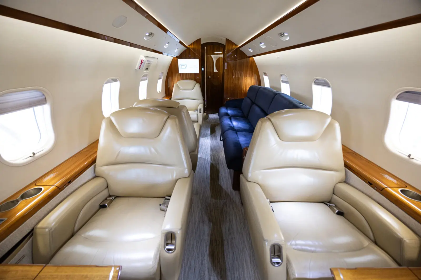 Bombardier Challenger 300 N753RP operated by Cirrus Aviation Services photo 2