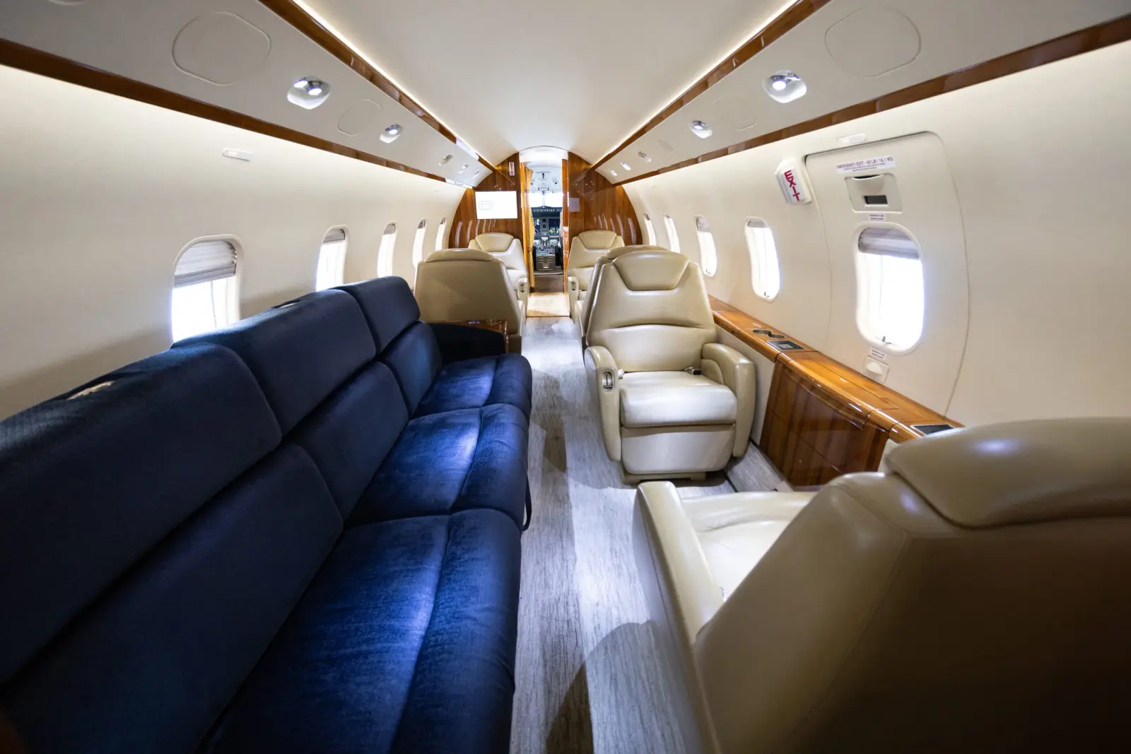 Bombardier Challenger 300 N753RP operated by Cirrus Aviation Services photo 3