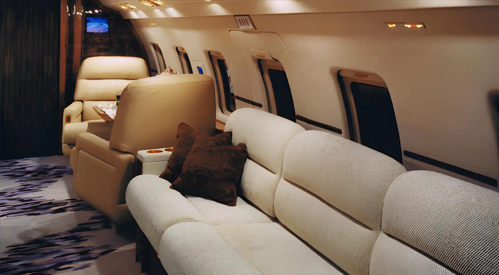 Bombardier Challenger 601-3A N765WT operated by Stargazer Aviation photo 2
