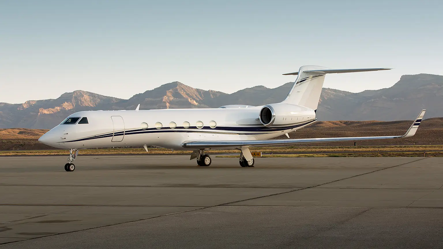 Gulfstream V N776RB operated by Jet Edge International, exterior