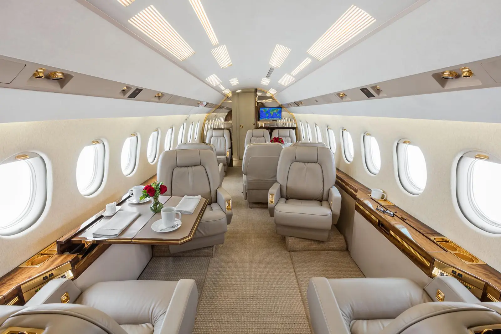 Dassault Falcon 2000 N783FS operated by Clay Lacy Aviation, Inc. photo 2