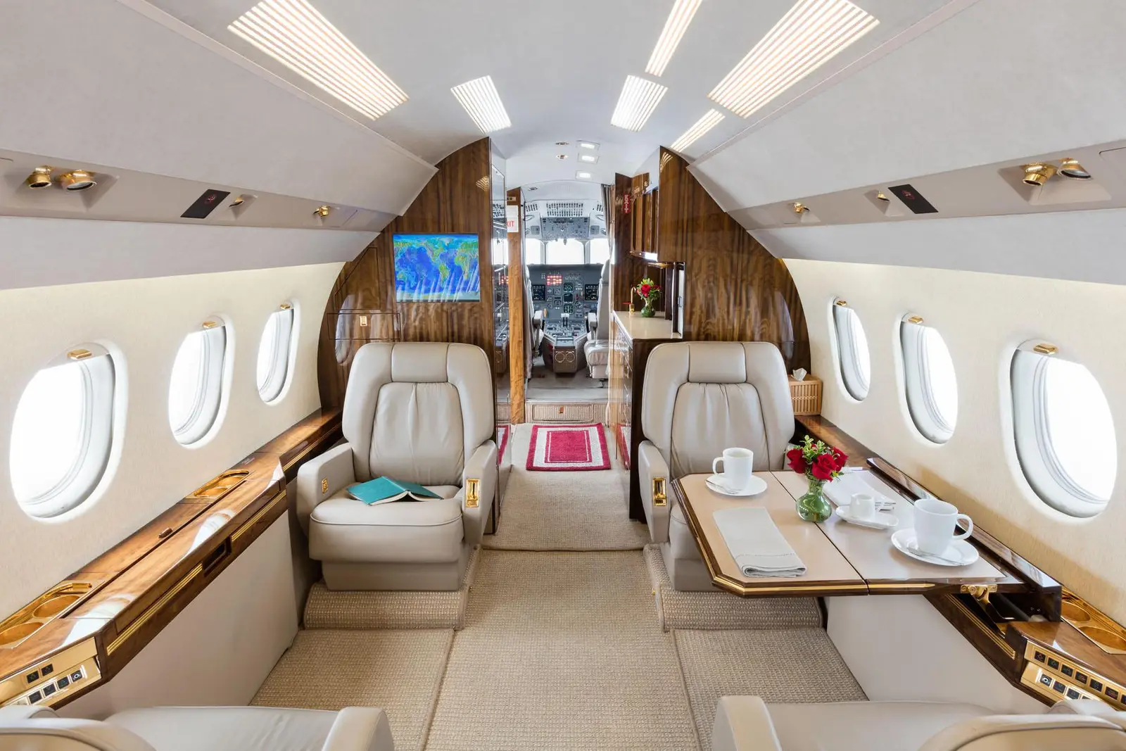 Dassault Falcon 2000 N783FS operated by Clay Lacy Aviation, Inc. photo 6