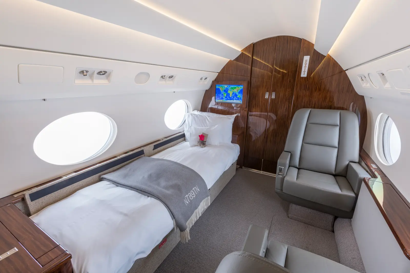 Gulfstream IV-SP N789TN operated by Sun Air Jets photo 6