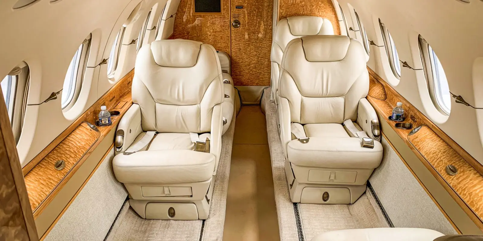 Beechcraft Hawker 800XP N800EA operated by Sky Quest, LLC, KCLE photo 2