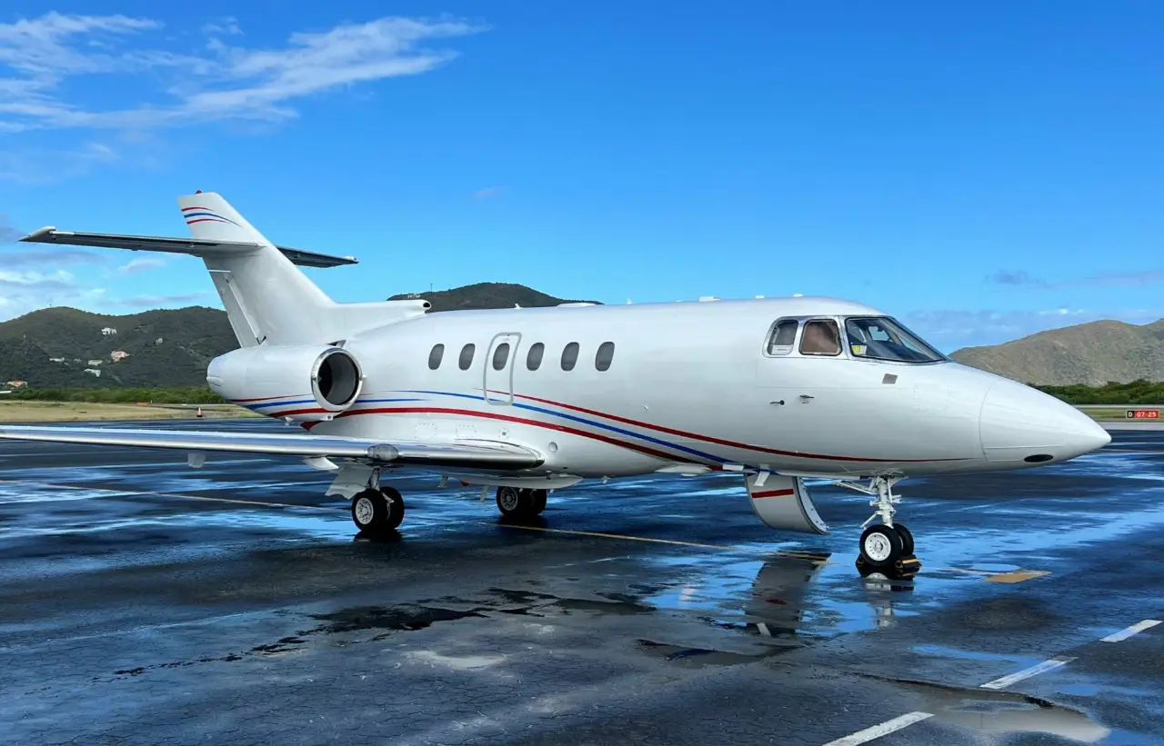 Beechcraft Hawker 800XP N800EA operated by Sky Quest, LLC, KCLE photo 3