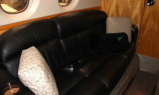 Beechcraft Hawker 800XP N800EM operated by Koury Aviation, Inc. photo 6