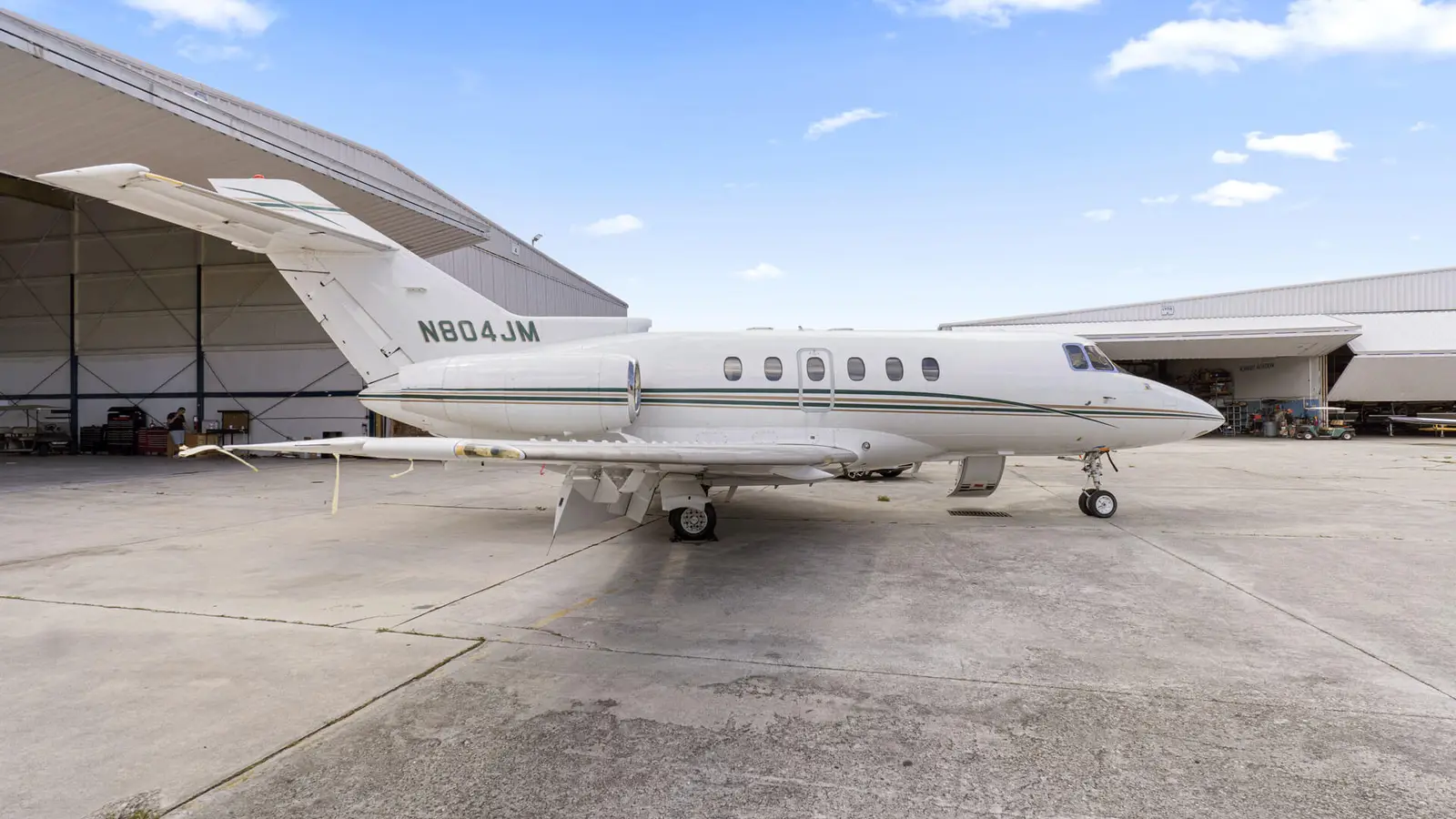 Beechcraft Hawker 800XP N804JM operated by Jet The World Management (Airbrock Management & Charter Services, Inc.), exterior