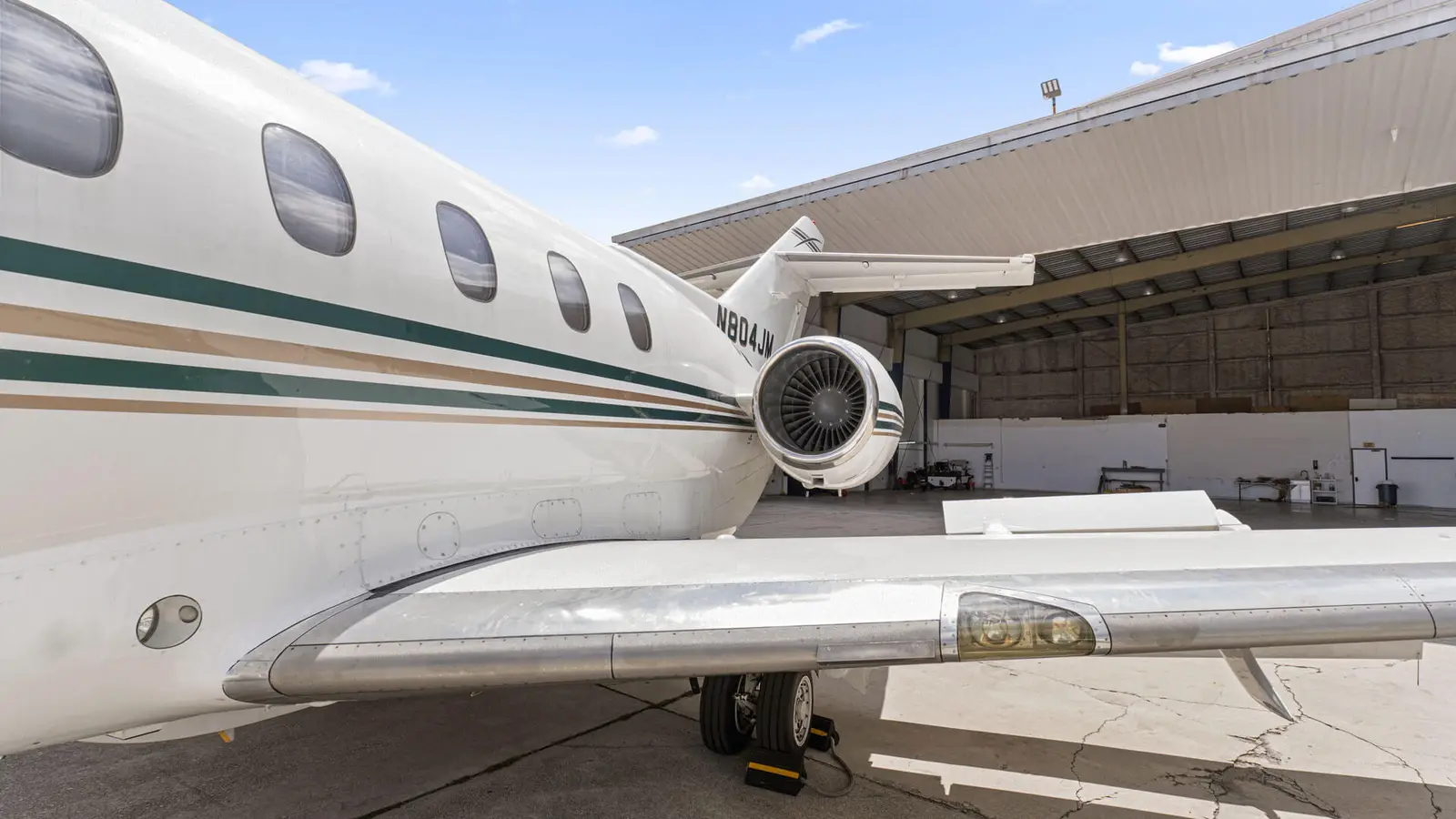 Beechcraft Hawker 800XP N804JM operated by Jet The World Management (Airbrock Management & Charter Services, Inc.) photo 4