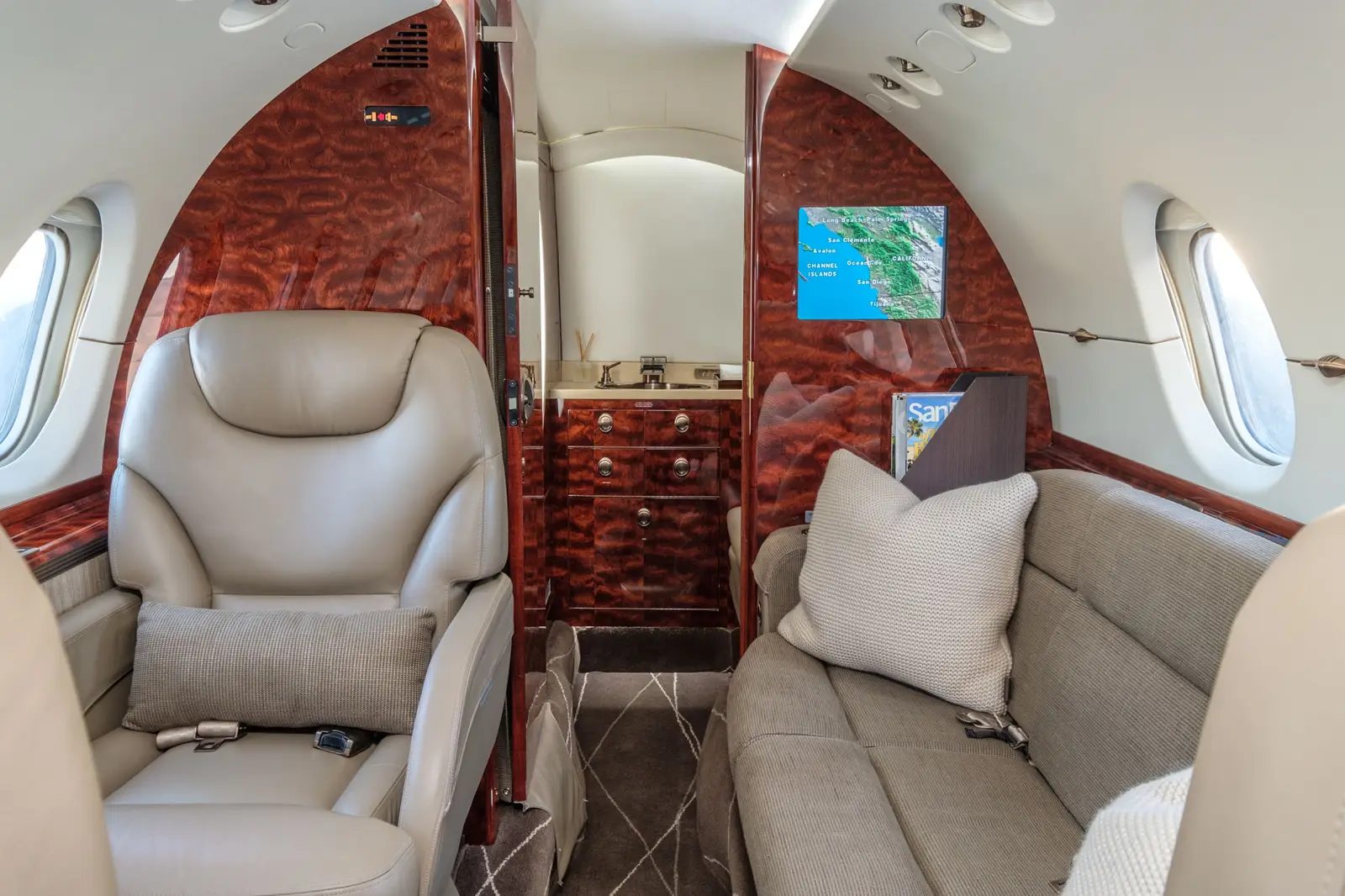 Beechcraft Hawker 850XP N806MC operated by Schubach Aviation, KCRQ photo 2