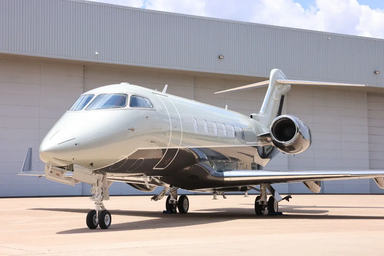 Bombardier Challenger 300 N808NC operated by Leviate Jet Management photo 4