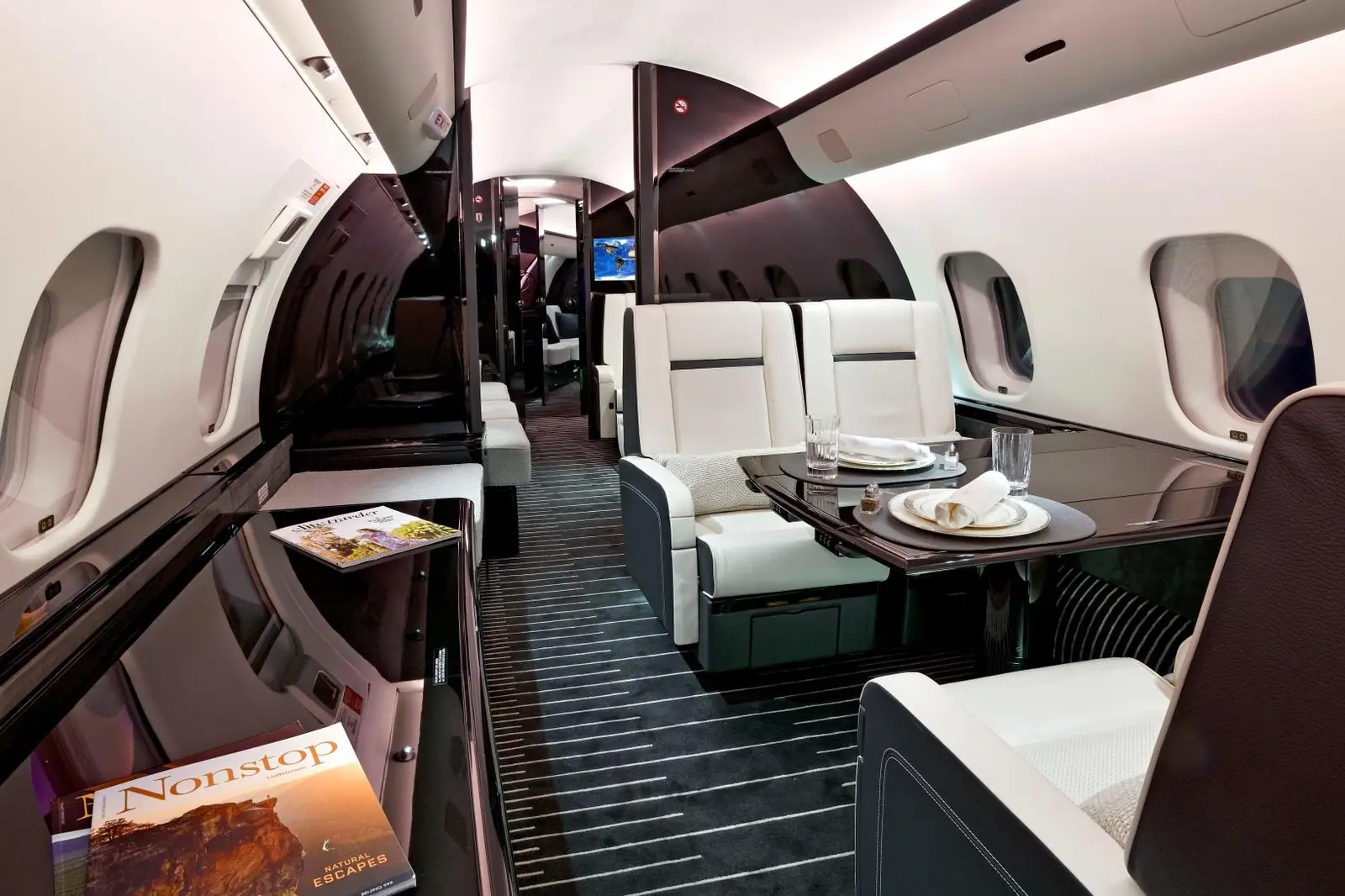 Bombardier Global 5000 N80AK operated by Alerion Aviation photo 4