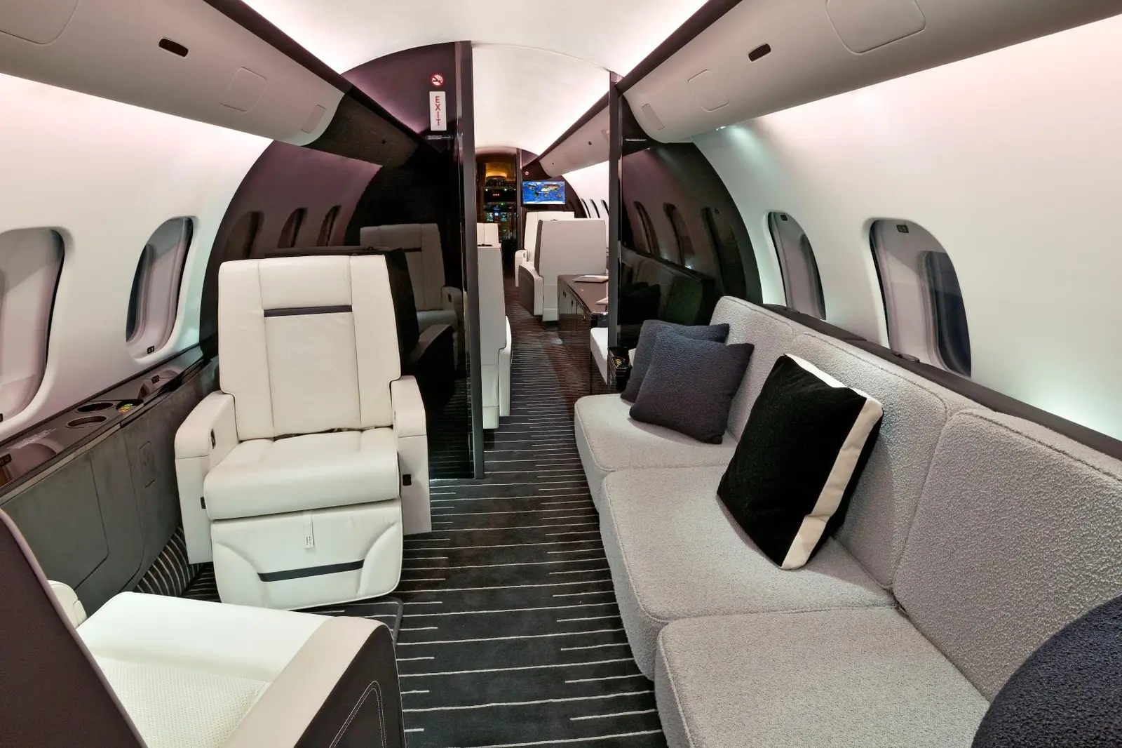 Bombardier Global 5000 N80AK operated by Alerion Aviation photo 6