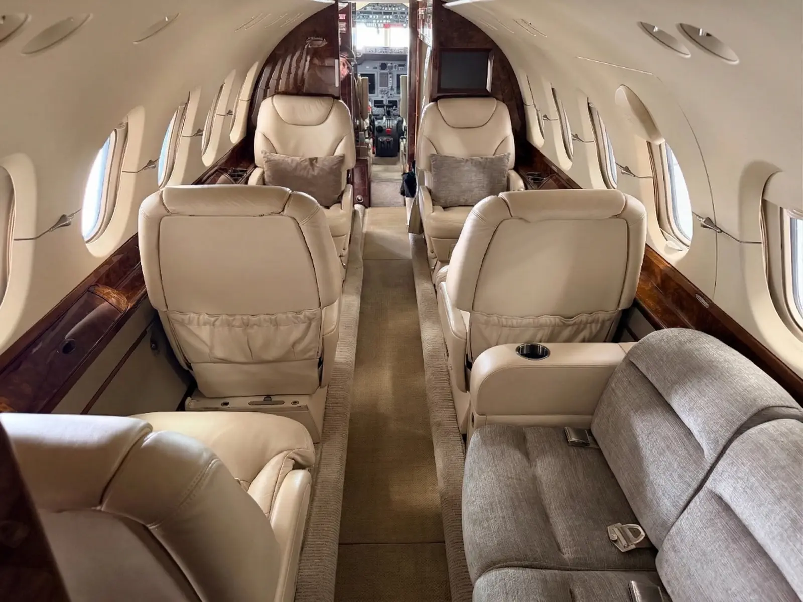 Beechcraft Hawker 800XP N812LL operated by Premier Private Jets photo 3