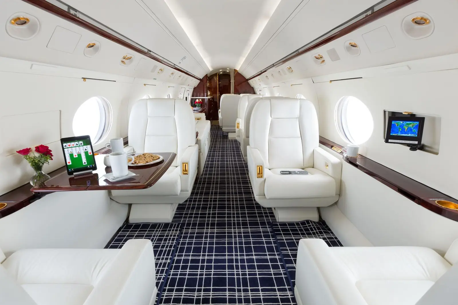 Gulfstream G550 N814PR operated by Solairus Aviation photo 2