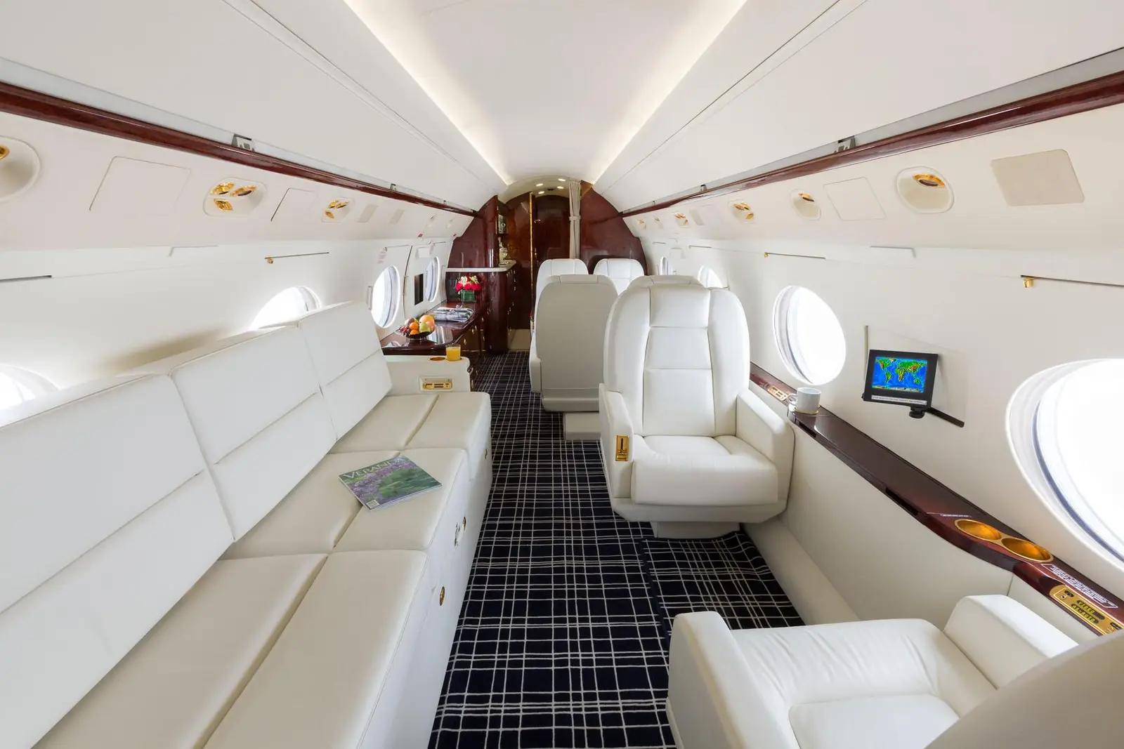 Gulfstream G550 N814PR operated by Solairus Aviation photo 3