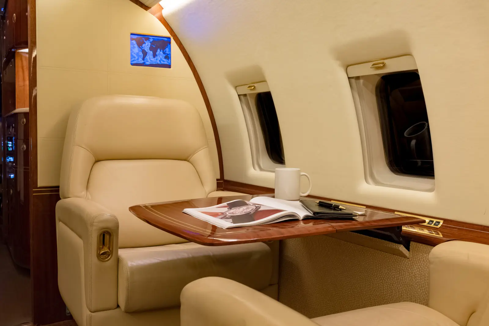 Bombardier Challenger 604 N814PS operated by Solairus Aviation photo 2