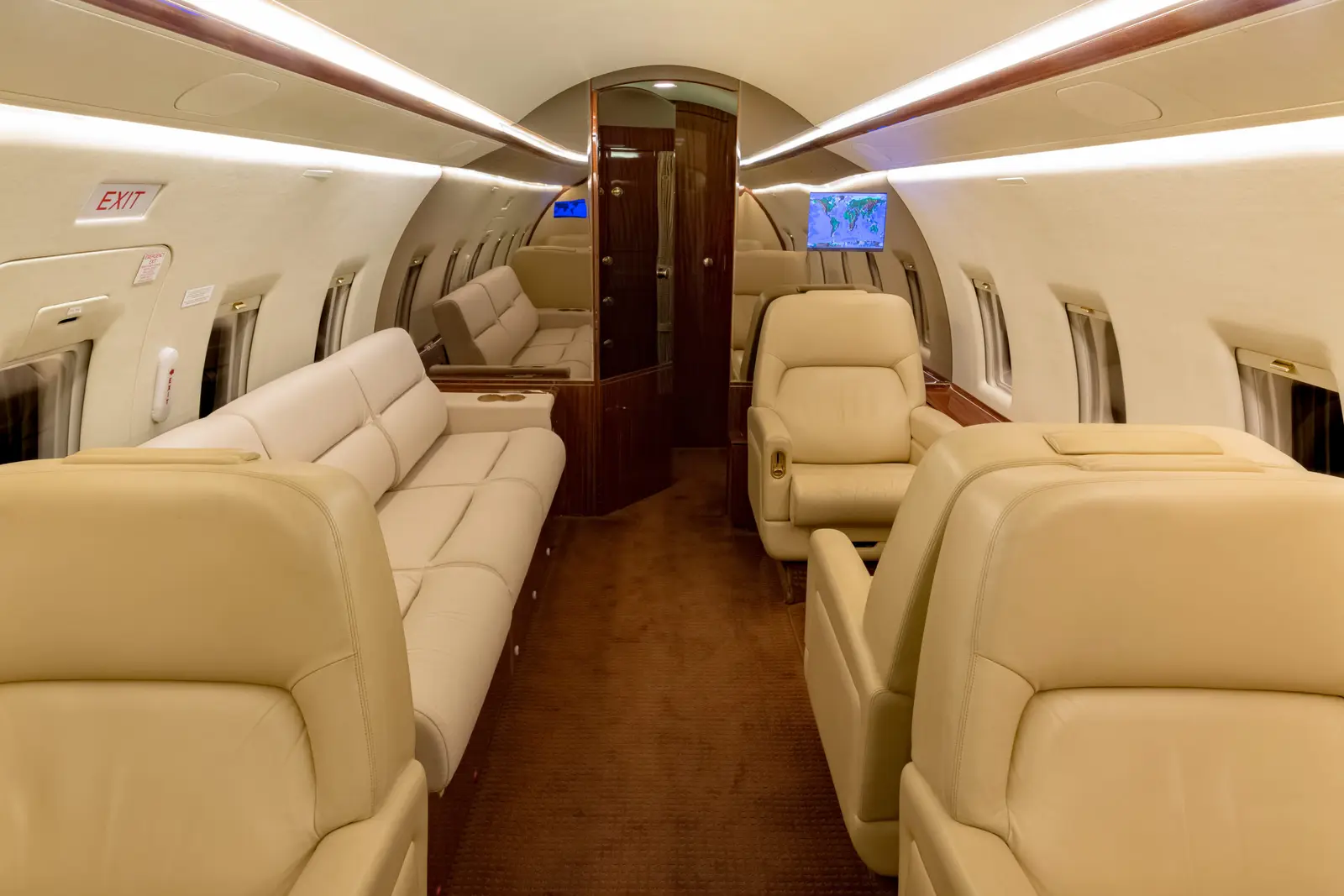 Bombardier Challenger 604 N814PS operated by Solairus Aviation photo 3