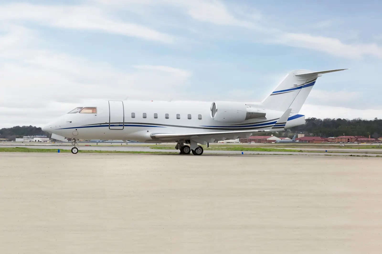 Bombardier Challenger 604 N814PS operated by Solairus Aviation photo 4