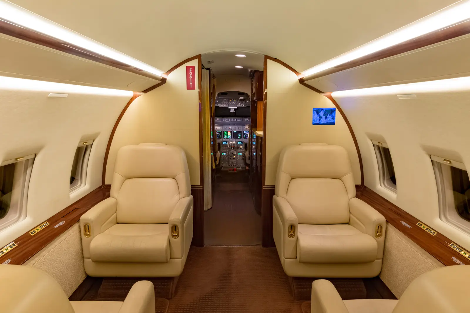 Bombardier Challenger 604 N814PS operated by Solairus Aviation photo 5