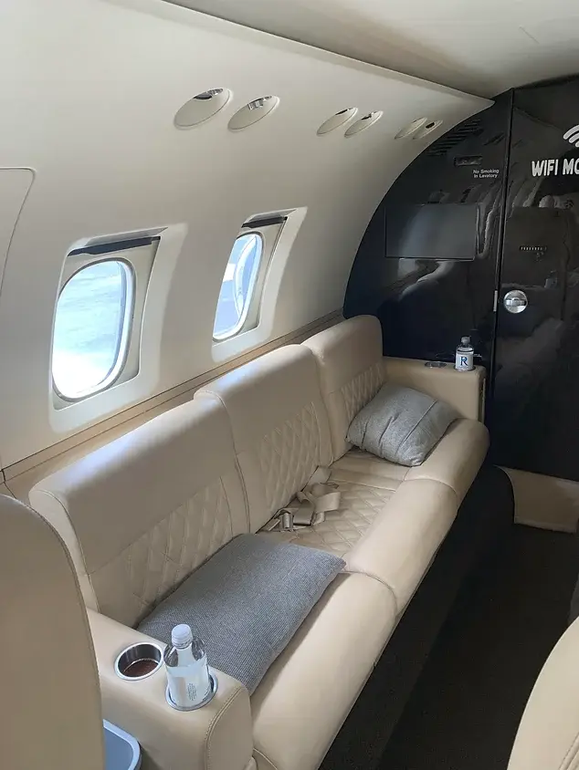 Beechcraft Hawker 800A N814ST operated by Rennia Aviation, LLC, KGNV photo 3