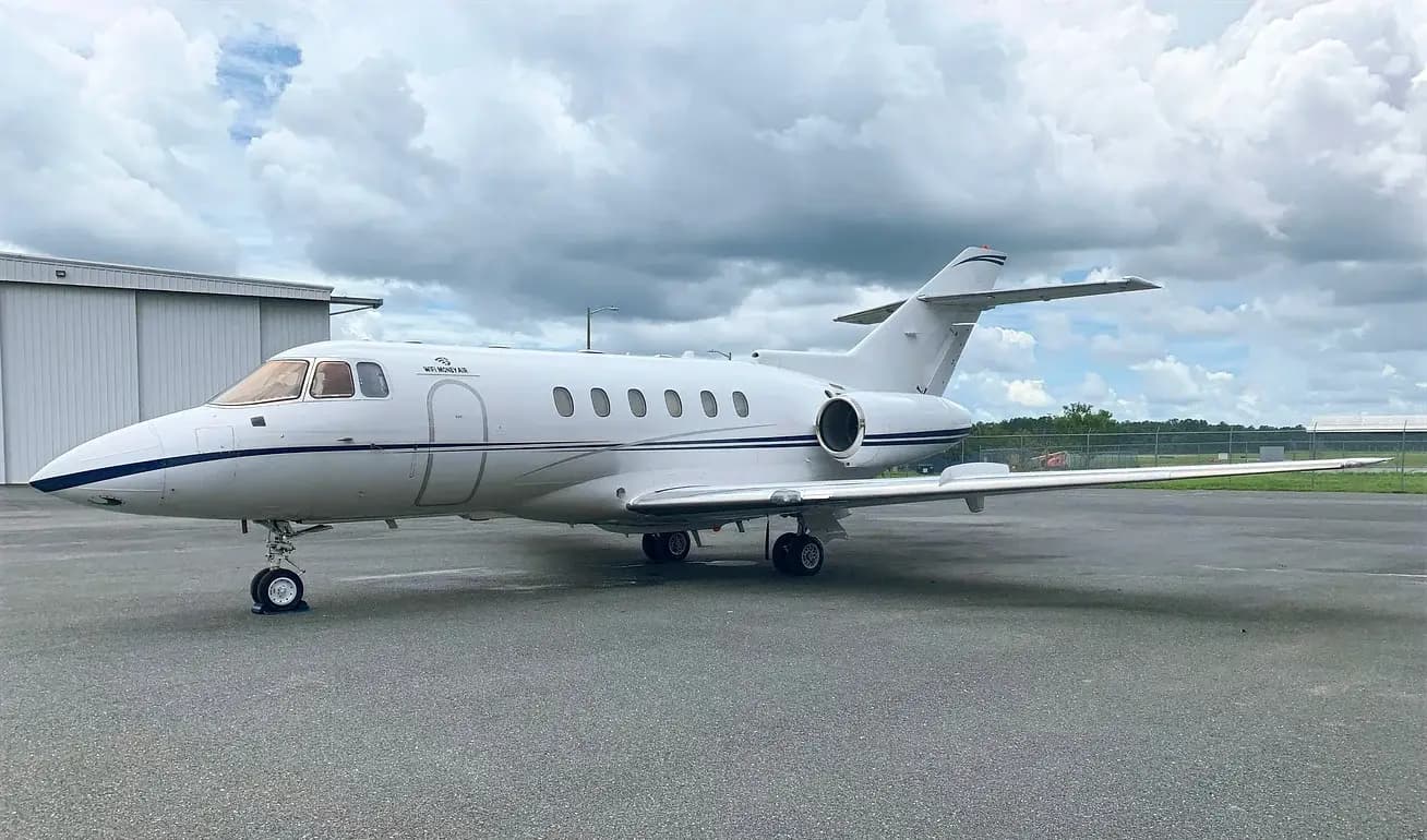 Beechcraft Hawker 800A N814ST operated by Rennia Aviation, LLC, KGNV photo 4
