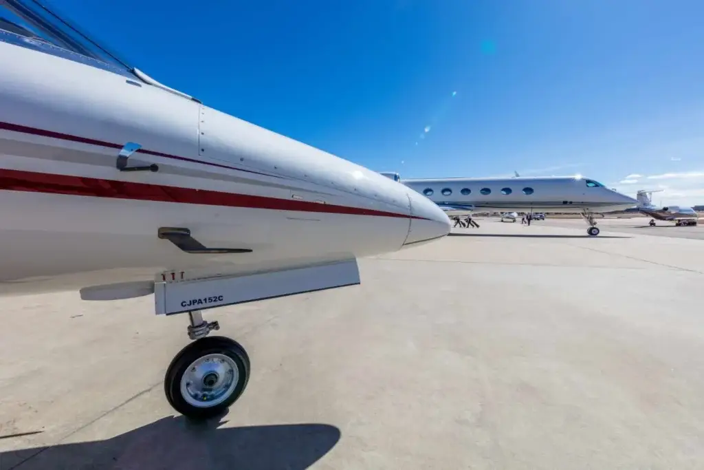 Bombardier Learjet 35A N817EM operated by International Jet Aviation Services, Inc. photo 5