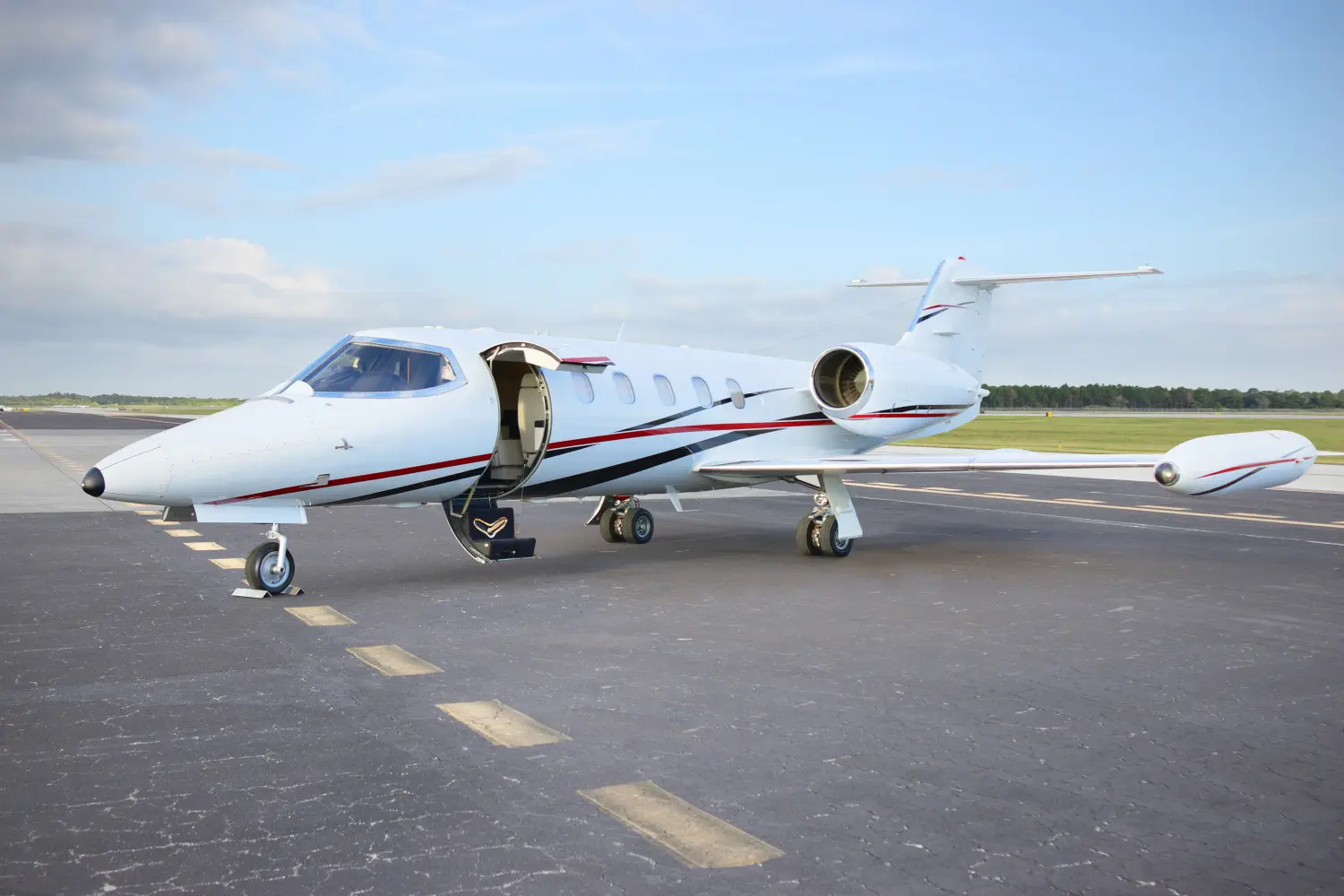 Bombardier Learjet 35A N81RA operated by Royal Air Freight, Inc, KPTK photo 4