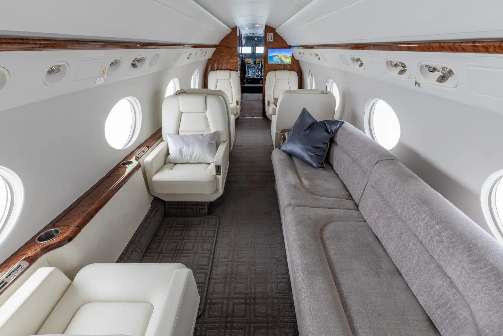 Gulfstream G550 N8228N operated by STAJets photo 3