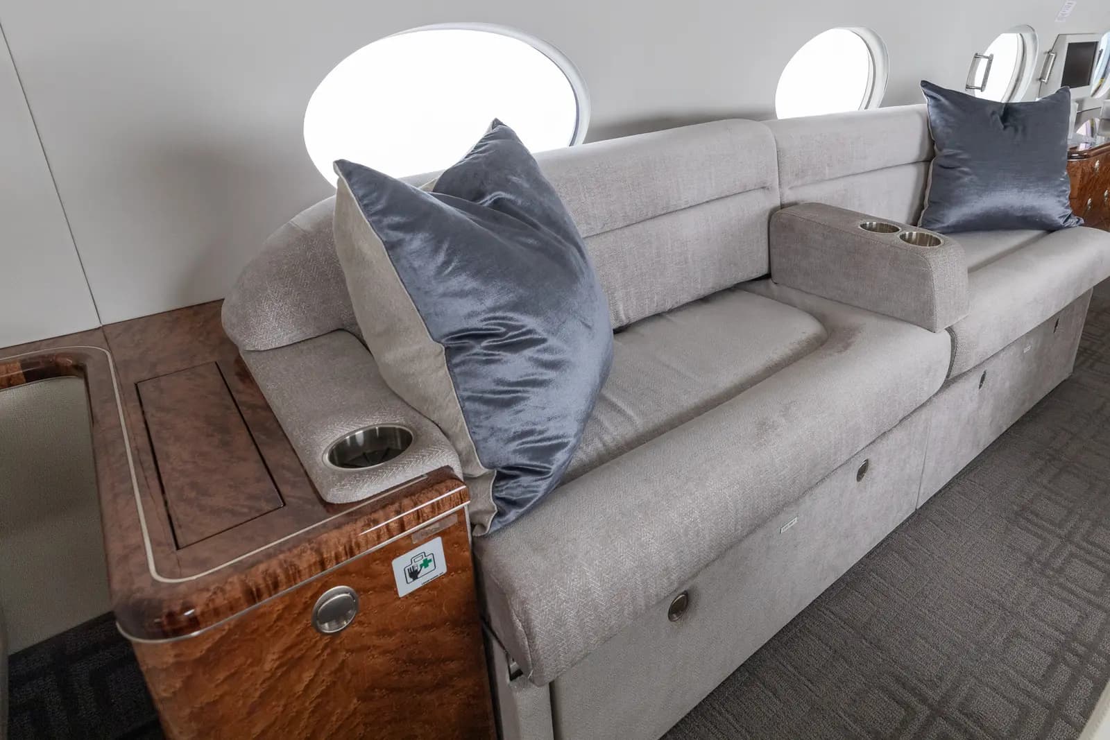 Gulfstream G550 N8228N operated by STAJets photo 6