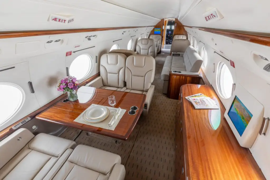 Gulfstream G300 N826RP operated by Worldwide Jet Charter, Inc. photo 2
