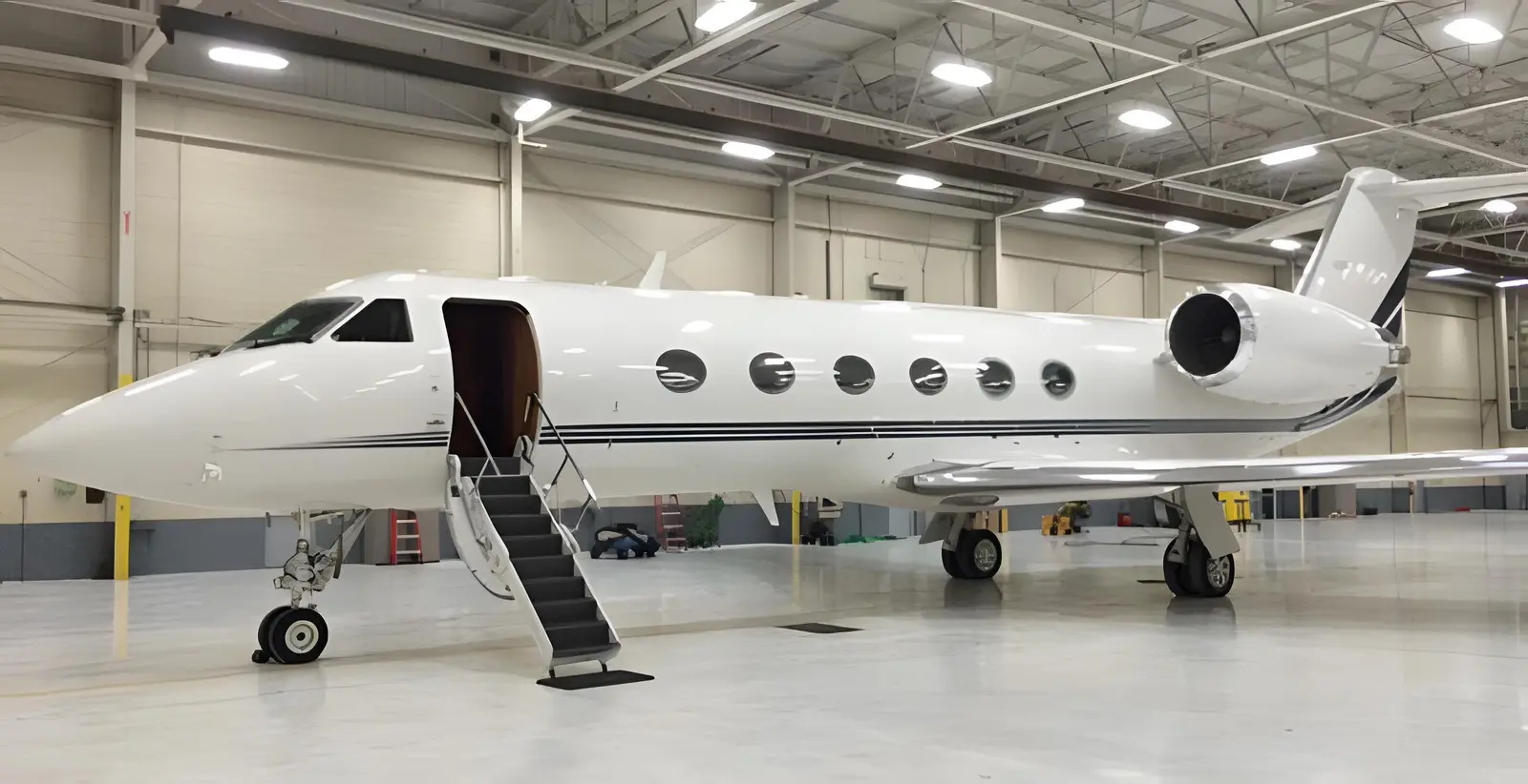 Gulfstream G300 N826RP operated by Worldwide Jet Charter, Inc. photo 4