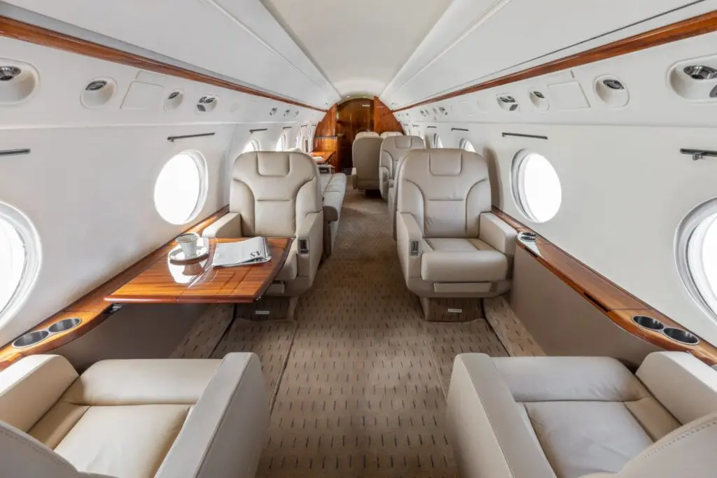 Gulfstream G300 N826RP operated by Worldwide Jet Charter, Inc. photo 5