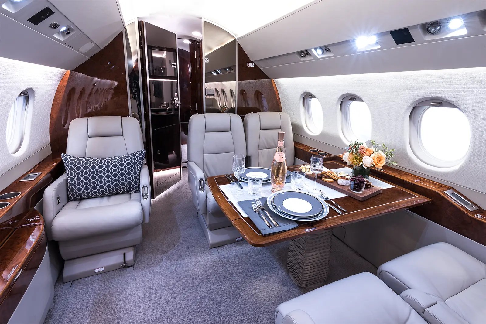 Dassault Falcon 2000EX EASy N833JB operated by Clay Lacy Aviation, Inc. photo 3