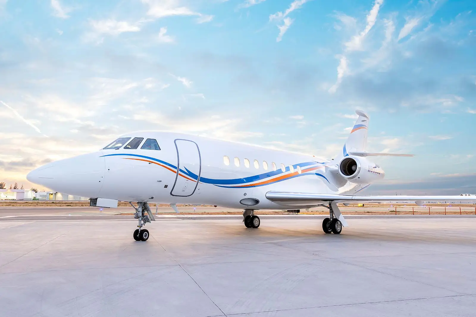 Dassault Falcon 2000EX EASy N833JB operated by Clay Lacy Aviation, Inc. photo 5