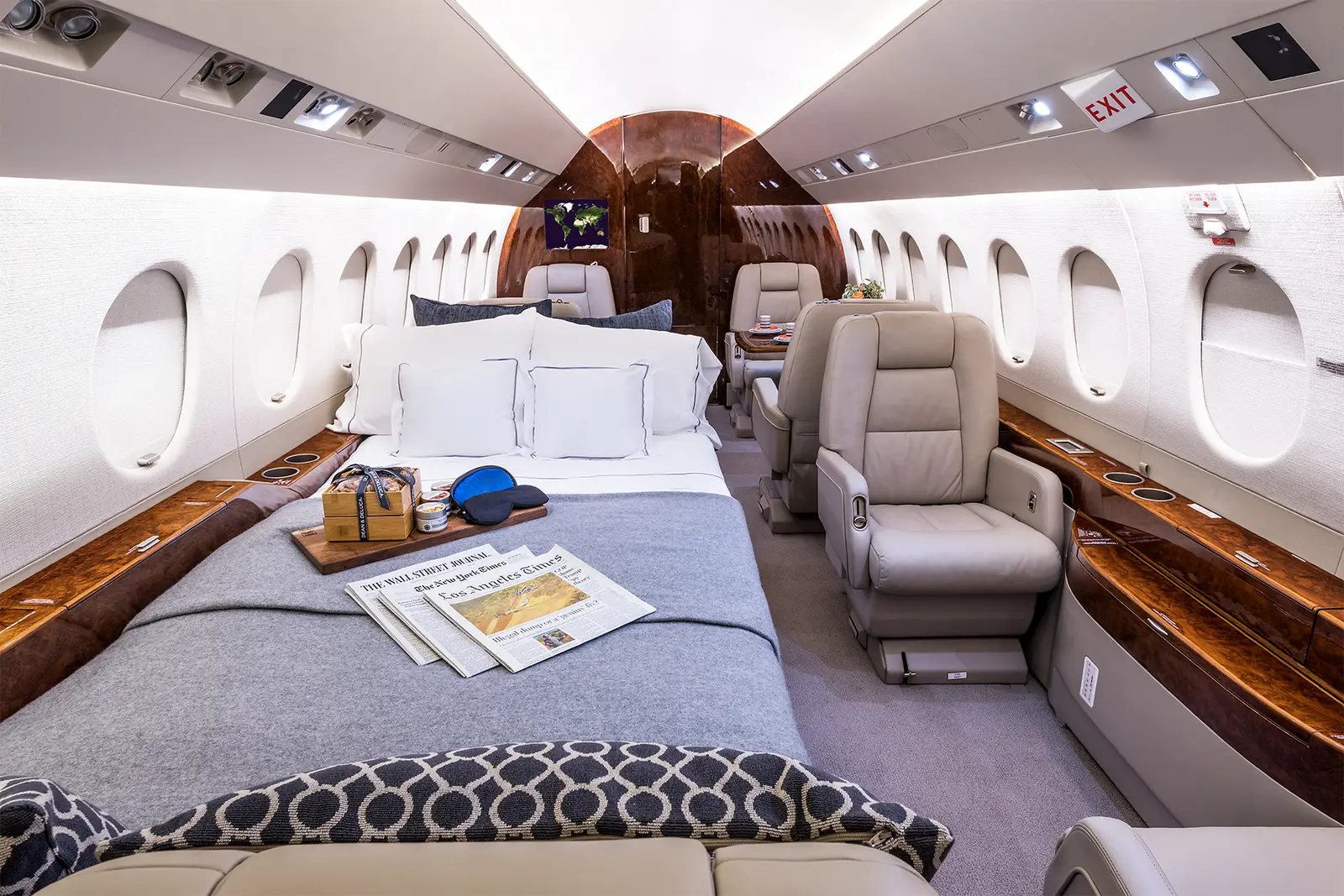 Dassault Falcon 2000EX EASy N833JB operated by Clay Lacy Aviation, Inc. photo 6