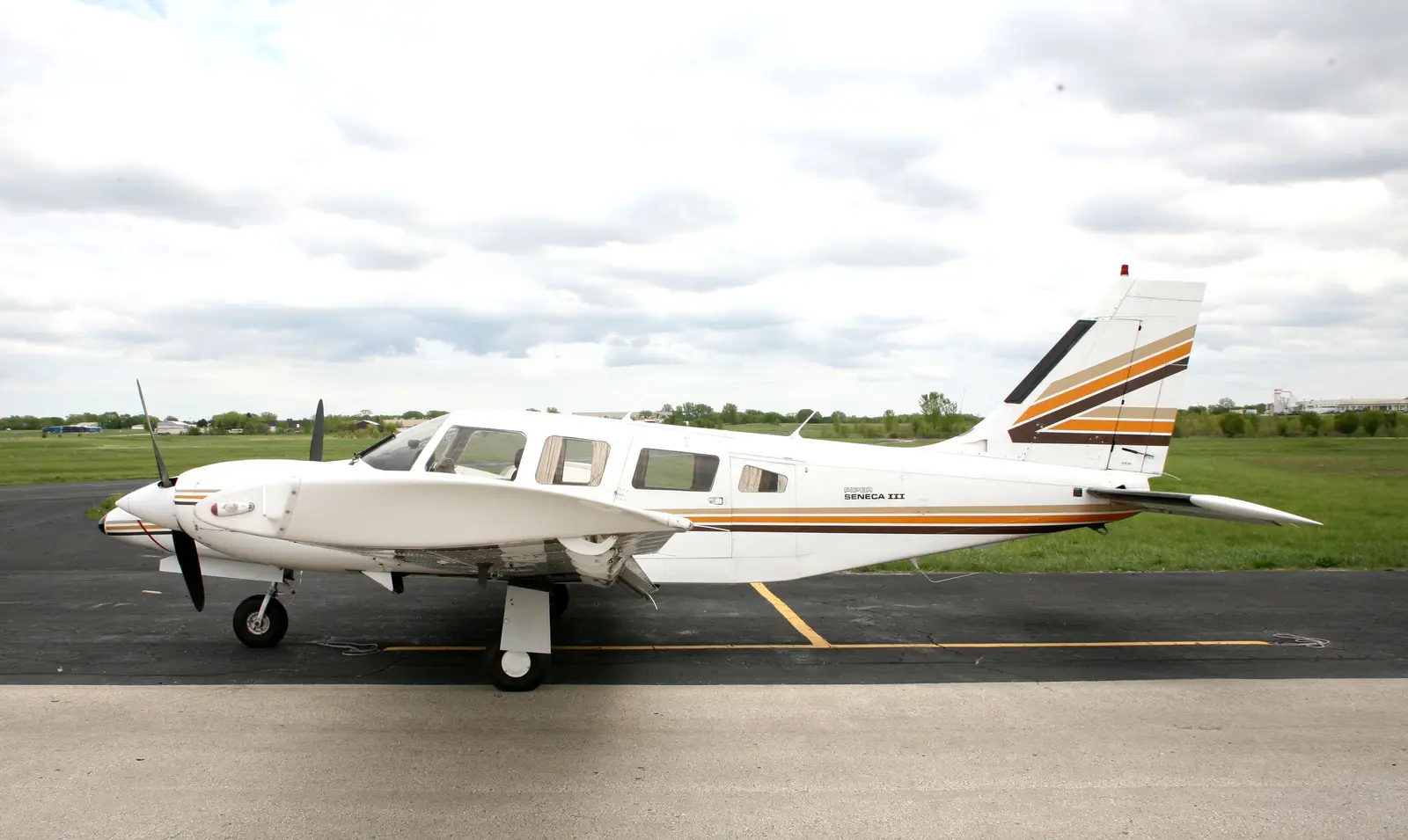 Piper PA-34-200T Seneca II N8426G operated by Wisconsin Aviation, Inc. photo 3