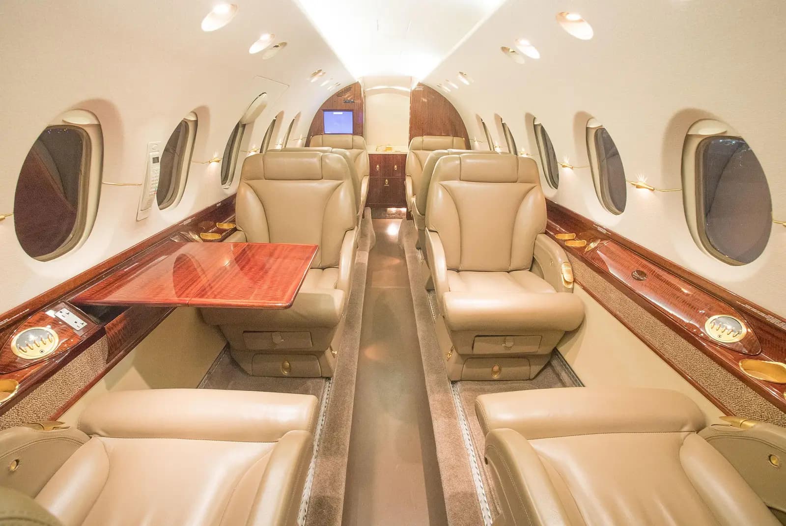 Beechcraft Hawker 800XP N84UP operated by M&N Aviation, Inc. photo 2