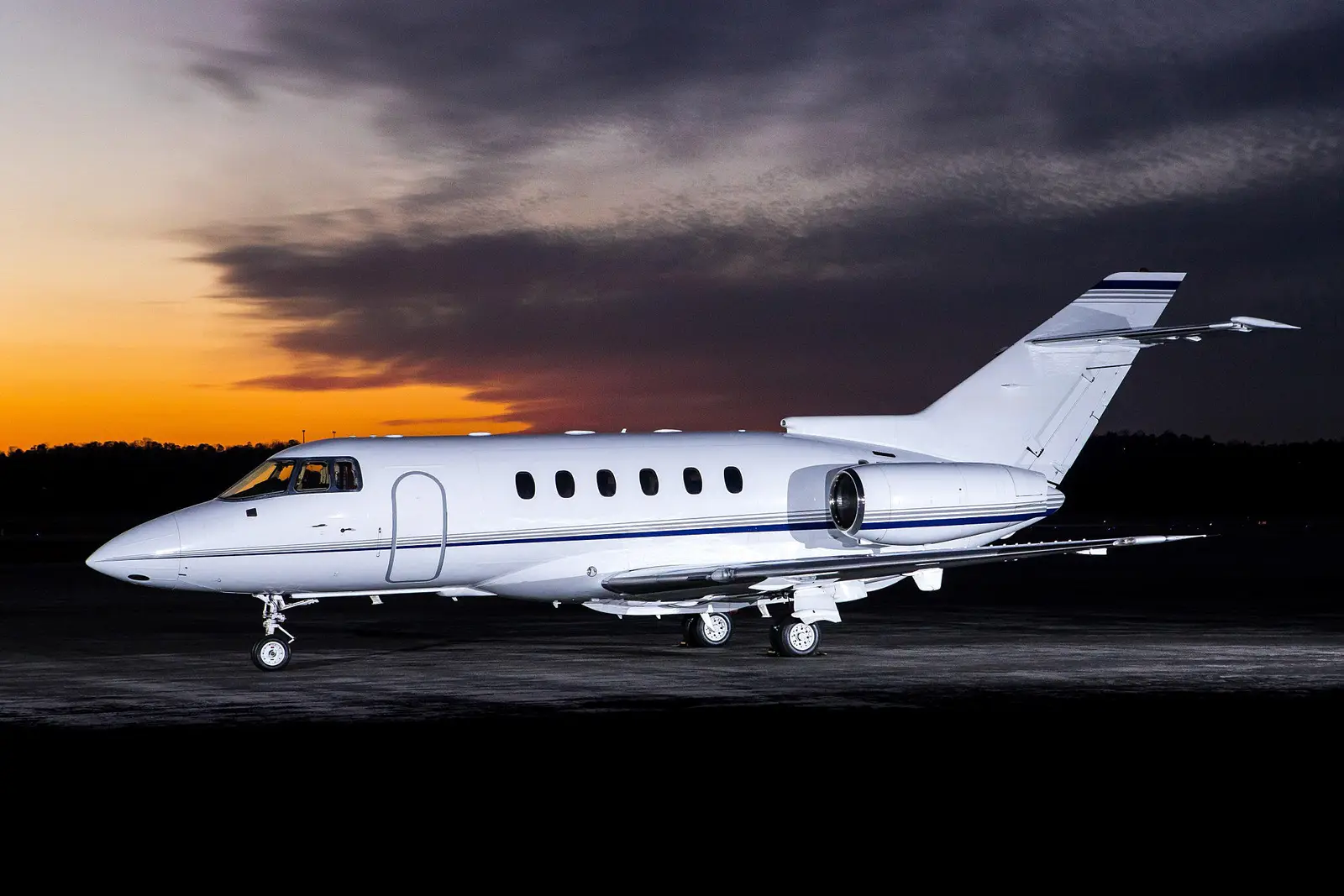 Beechcraft Hawker 800XP N84UP operated by M&N Aviation, Inc. photo 4