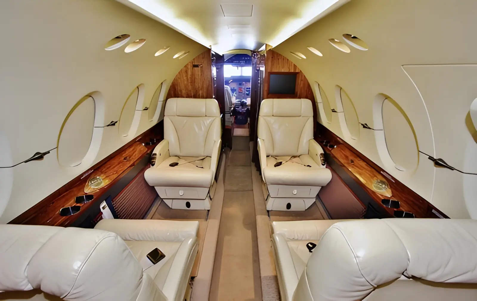 Beechcraft Hawker 800XP N850FB operated by Justice Air photo 2