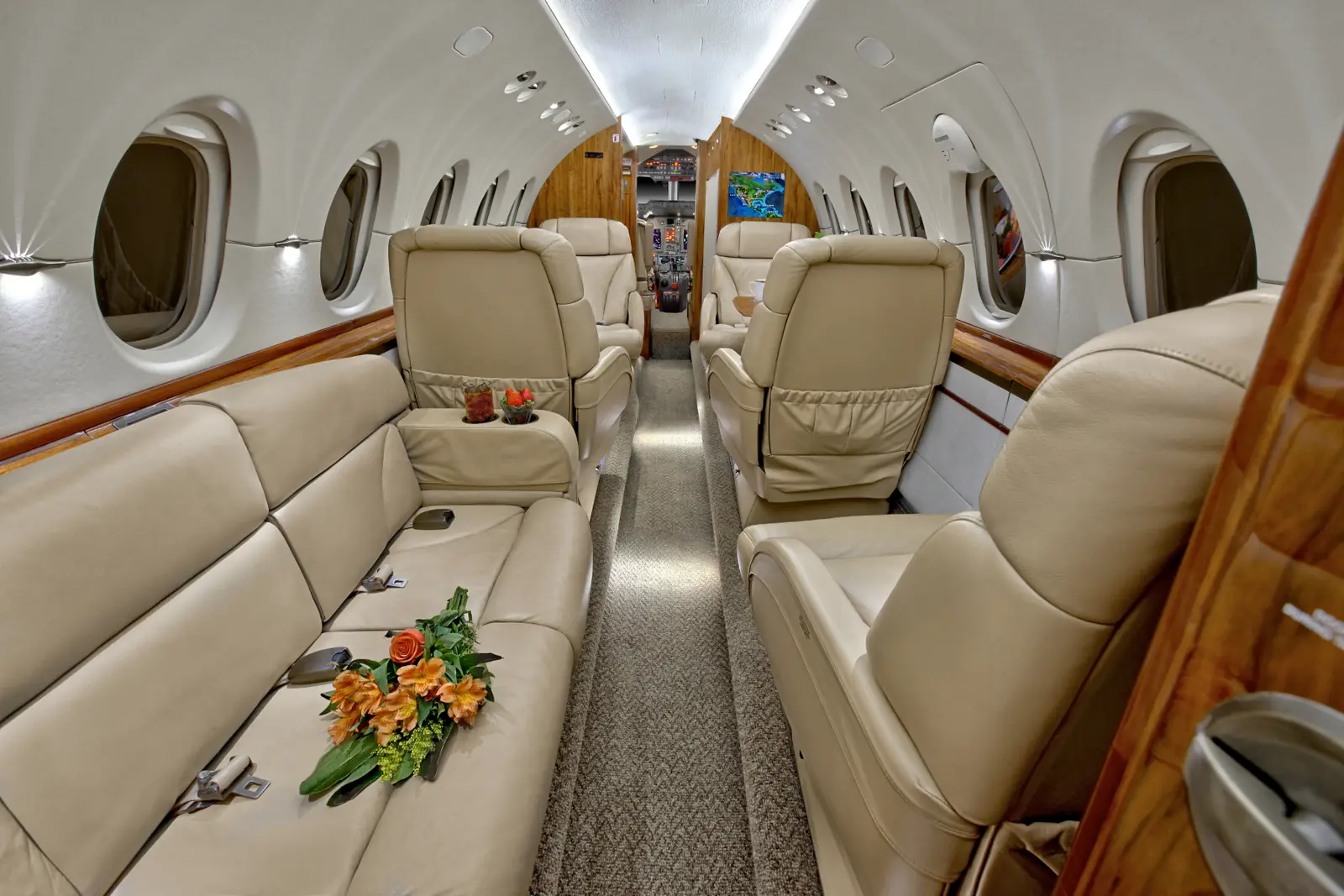 Beechcraft Hawker 850XP N850MJ operated by DuPage Aerospace photo 4