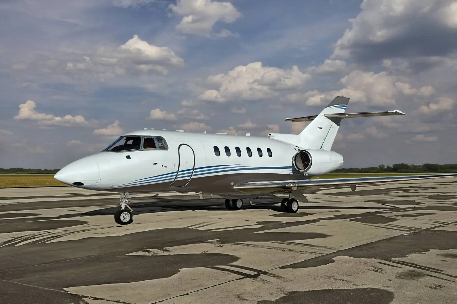 Beechcraft Hawker 850XP N850MJ operated by DuPage Aerospace photo 5