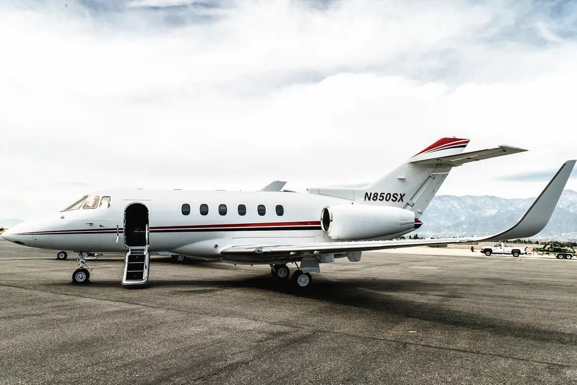 Beechcraft Hawker 800 N850SX operated by Starjet, Inc., KLAX photo 5